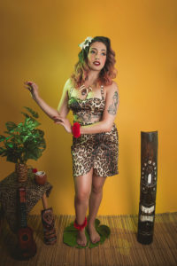 ensaio-retro-pinup-tropical-tiki-biquini